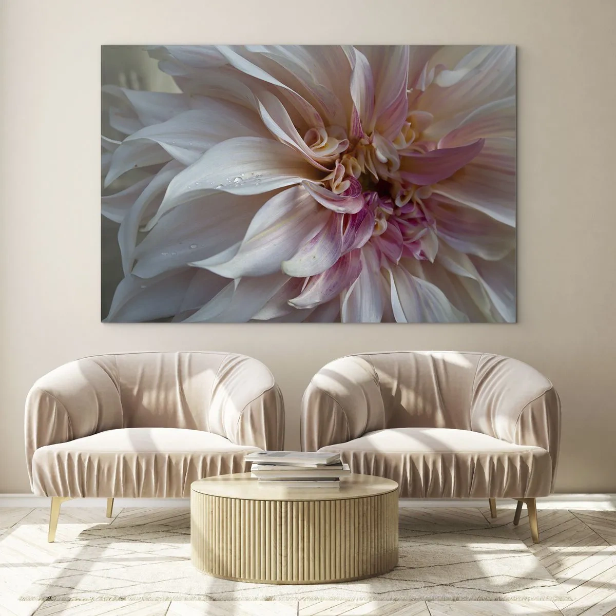 Obraz na szkle - Zbliżenie na różowo-kremowy kwiat z kroplami wody - 70x50cm - Kwitnąca świeżość - Nowoczesna dekoracja ścienna do salonu i sypialni ARTTOR