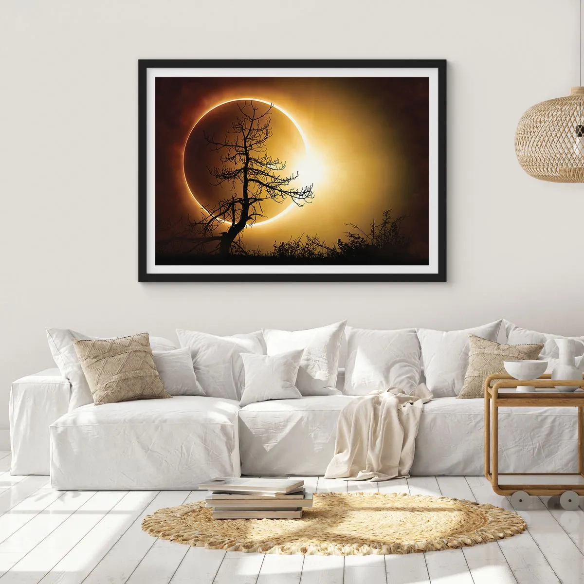 Plakat w czarnej ramie - Zaćmienie słońca z sylwetką drzewa na pierwszym planie - 70x50cm - Całkowite zaćmienie - Nowoczesna dekoracja ścienna do salonu i sypialni ARTTOR