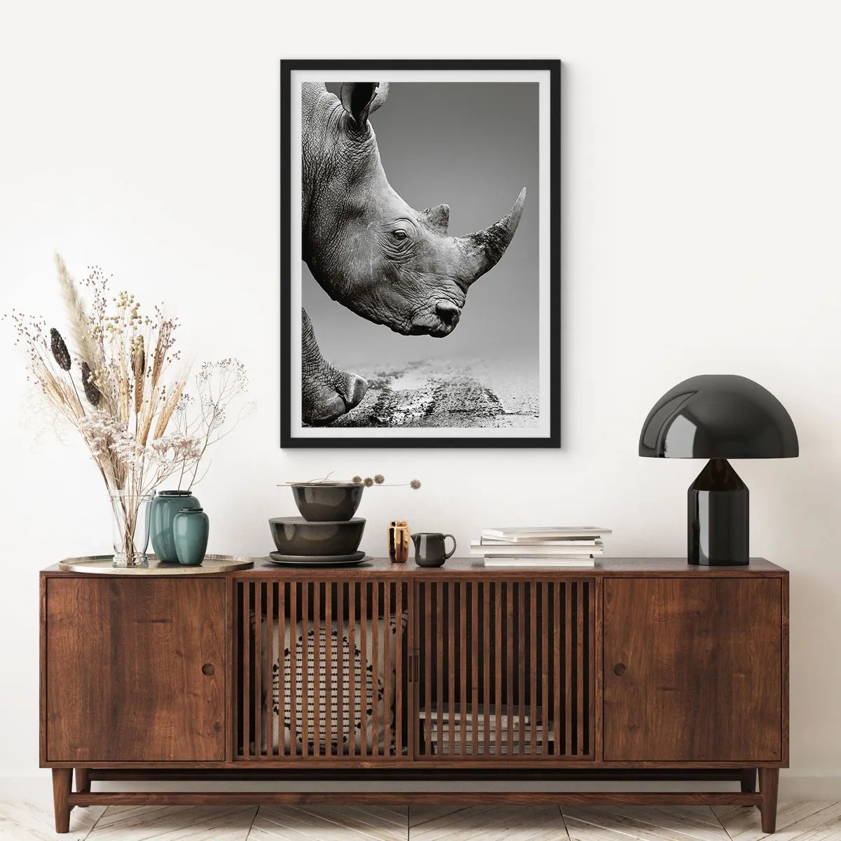 Plakat w czarnej ramie - Czarno-białe zbliżenie głowy nosorożca - 50x70cm - Niepowstrzymana siła - Nowoczesna dekoracja ścienna do salonu i sypialni ARTTOR