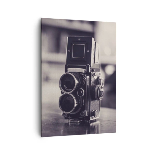 Obraz na płótnie - Czarno-biała fotografia retro aparatu fotograficznego na stole - 50x70cm - Magia starej fotografii - Nowoczesna dekoracja ścienna do salonu, kuchni i sypialni ARTTOR