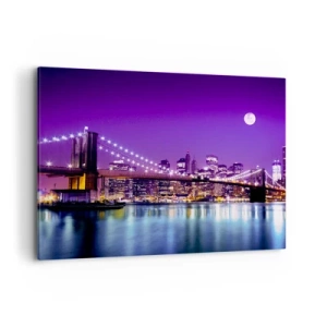 Obraz na płótnie - Brooklyn Bridge nocą z podświetlonym miastem i pełnią księżyca - 100x70cm - Światła wielkiego miasta we fiolecie - Nowoczesna dekoracja ścienna do salonu, kuchni i sypialni ARTTOR