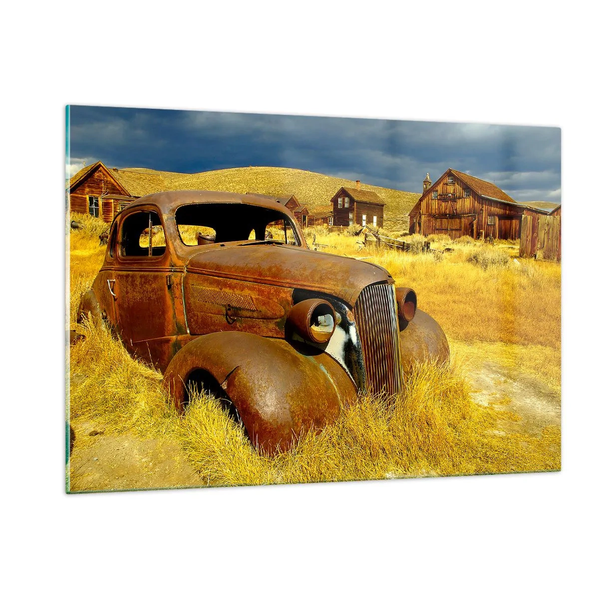 Obraz na szkle - Zabytkowy samochód na tle opustoszałej wioski - 120x80cm - Zasłużony odpoczynek - Nowoczesna dekoracja ścienna do salonu, kuchni i sypialni ARTTOR