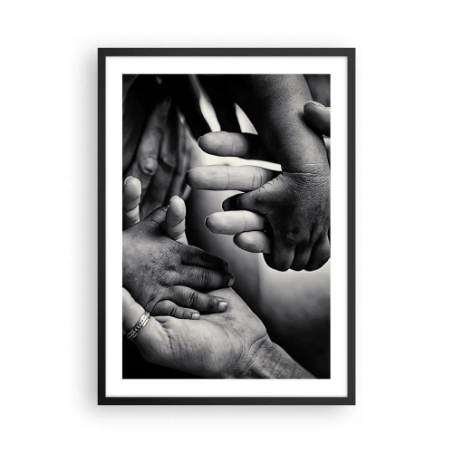 Plakat w czarnej ramie - Czarno-biały motyw dłoni symbolizujących więź - 50x70cm - Być człowiekiem - Nowoczesna dekoracja ścienna do salonu i sypialni ARTTOR
