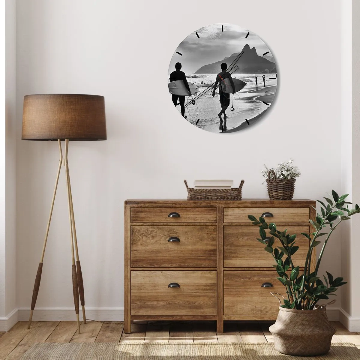 Zegar ścienny - Dwóch surferów na plaży w czarno-białym krajobrazie - 30x30cm - Samba na jedną falę - Nowoczesna dekoracja ścienna do salonu, kuchni i sypialni ARTTOR