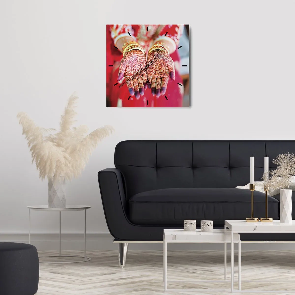 Zegar ścienny - Ozdobione dłonie z henną na tle czerwonej sukni - 30x30cm - Gotowa złapać szczęście - Nowoczesna dekoracja ścienna do salonu i sypialni ARTTOR