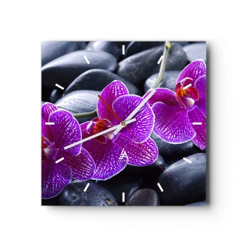 Zegar ścienny - Fioletowe orchidee na tle czarnych kamieni - 30x30cm - Kamienie pojaśniały z zachwytu - Nowoczesna dekoracja ścienna do salonu i sypialni ARTTOR