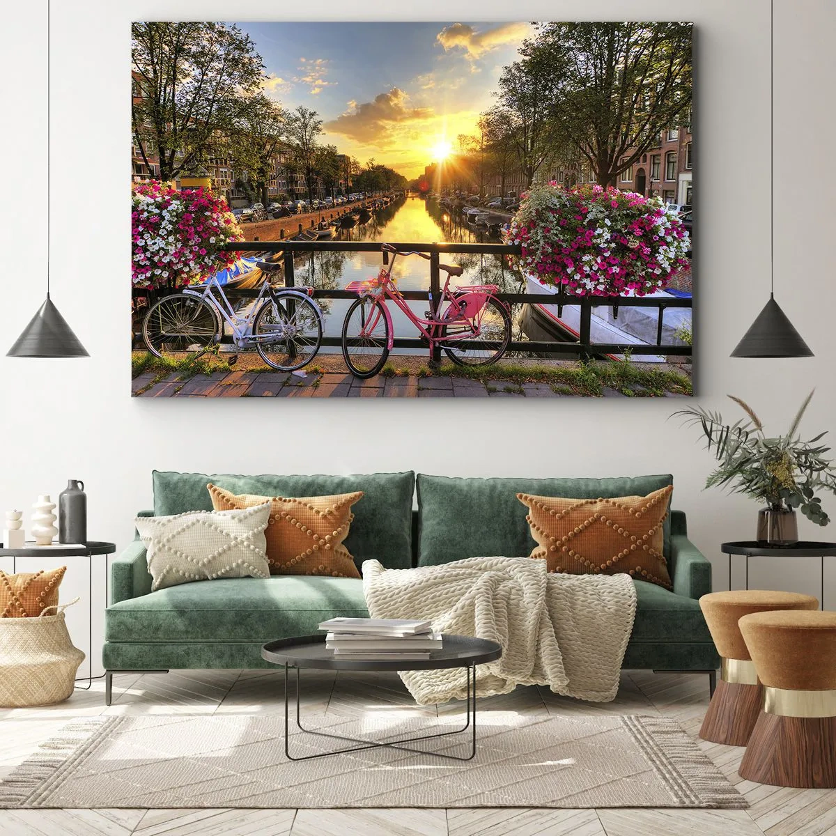 Obraz na płótnie - Rowery na moście w blasku zachodzącego słońca - 70x50cm - Wiosenny poranek w Amsterdamie - Nowoczesna dekoracja ścienna do salonu i sypialni ARTTOR