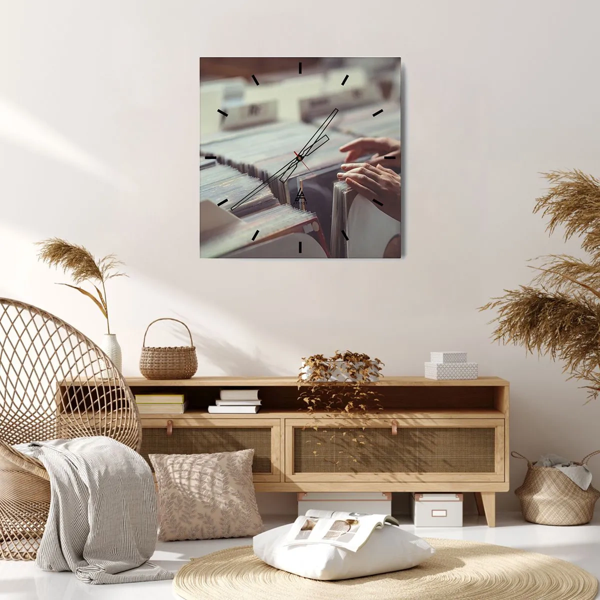 Zegar ścienny - Ręce przeglądające kolekcję winyli - 30x30cm - W poszukiwaniu wzruszeń - Nowoczesna dekoracja ścienna do salonu i sypialni ARTTOR