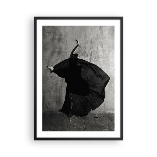 Plakat w czarnej ramie - Czarno-białe ujęcie tancerki w dynamicznym ruchu na tle surowej ściany - 50x70cm - Pełne pasji pas - Nowoczesna dekoracja ścienna do salonu i sypialni ARTTOR