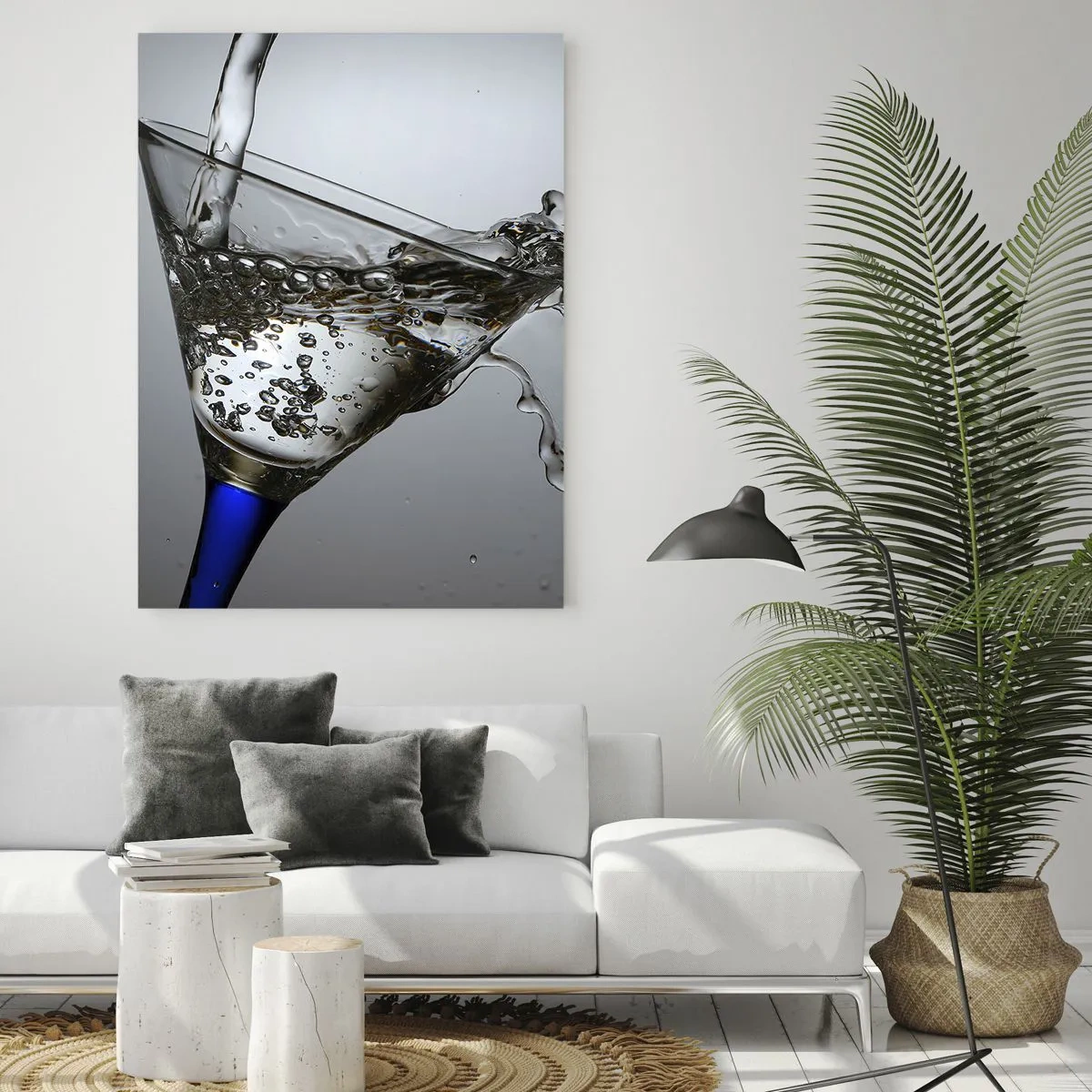 Obraz na szkle - Szklanka z wodą w ruchu na jasnym tle - 70x100cm - Krystaliczna woda w kryształowym szkle - Nowoczesna dekoracja ścienna do salonu i sypialni ARTTOR