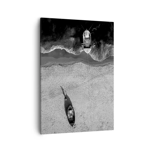 Obraz na płótnie - Czarno-białe ujęcie dwóch łodzi na plaży z lotu ptaka - 50x70cm - Jeszcze na brzegu… - Nowoczesna dekoracja ścienna do salonu, kuchni i sypialni ARTTOR