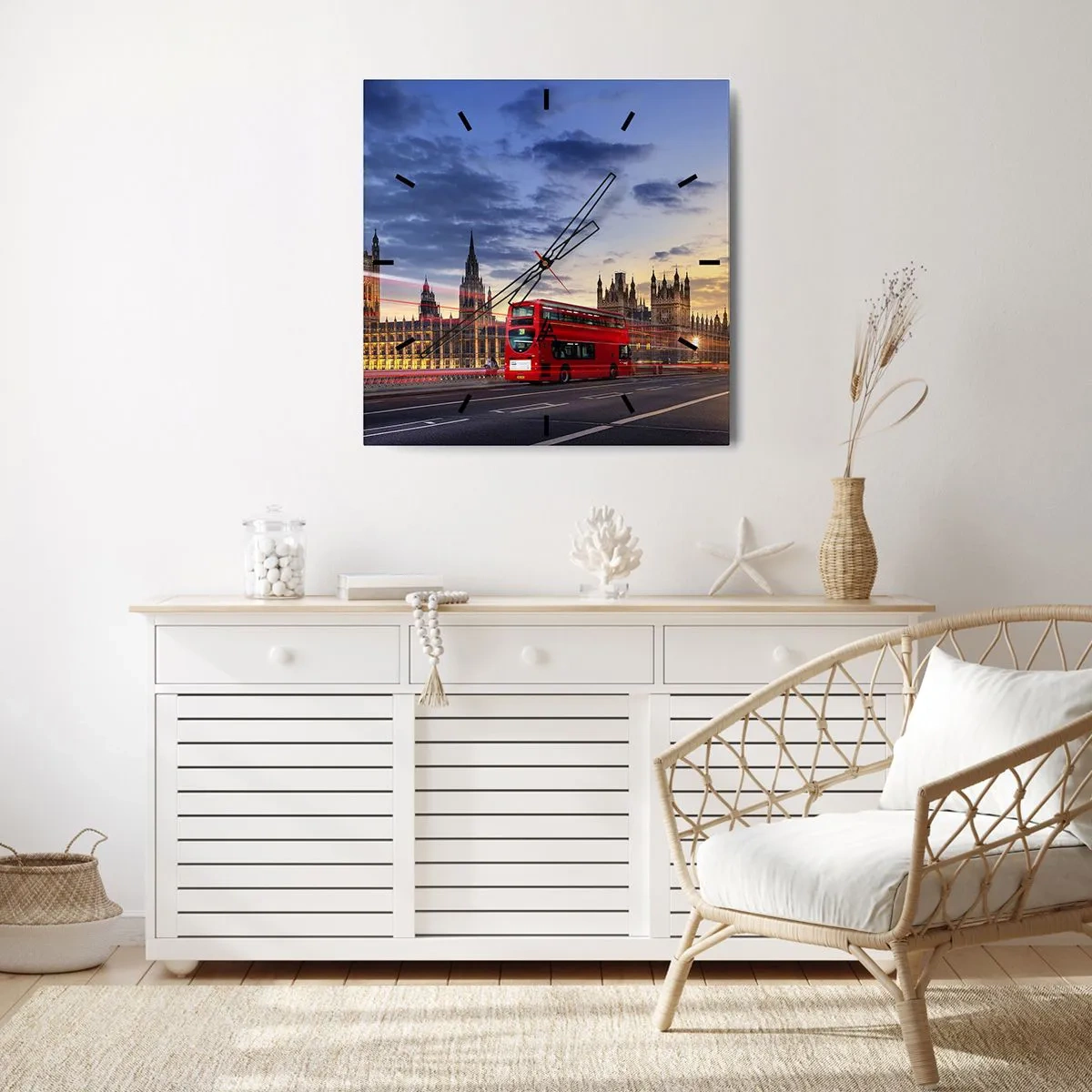 Zegar ścienny - Czerwony autobus na tle Big Bena i Parlamentu o zmierzchu - 30x30cm - Znaki szczególne - Nowoczesna dekoracja ścienna do salonu i sypialni ARTTOR