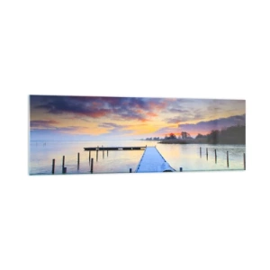 Obraz na szkle - Pomost nad jeziorem o zachodzie słońca z łodzią przy brzegu - 160x50cm - Fioletowo-złoty spokój - Nowoczesna dekoracja ścienna do salonu i sypialni ARTTOR