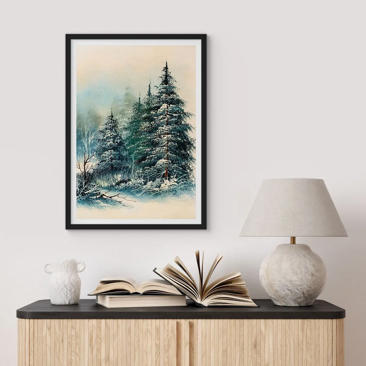 Plakat w czarnej ramie - Ośnieżone drzewa w zimowym lesie na tle spokojnego nieba - 50x70cm - Gotowe do Świąt - Nowoczesna dekoracja ścienna do salonu i sypialni ARTTOR