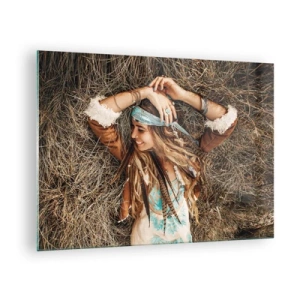 Obraz na szkle - Kobieta w stylu boho leżąca w sianie z uśmiechem - 70x50cm - W drodze do lata miłości - Nowoczesna dekoracja ścienna do salonu i sypialni ARTTOR