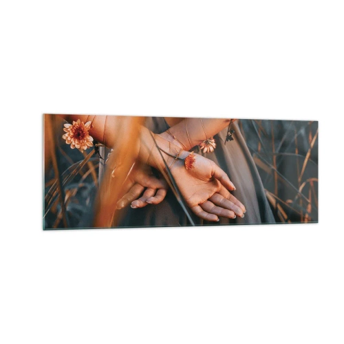 Obraz na szkle - Zmysłowe dłonie z kwiatami w naturalnym otoczeniu - 140x50cm - Związana z naturą - Nowoczesna dekoracja ścienna do salonu i sypialni ARTTOR