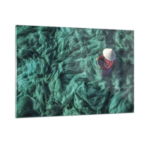 Obraz na szkle - Kobieta w tradycyjnym kapeluszu naprawiająca sieci - 120x80cm - W morzu sieci - Nowoczesna dekoracja ścienna do salonu, kuchni i sypialni ARTTOR