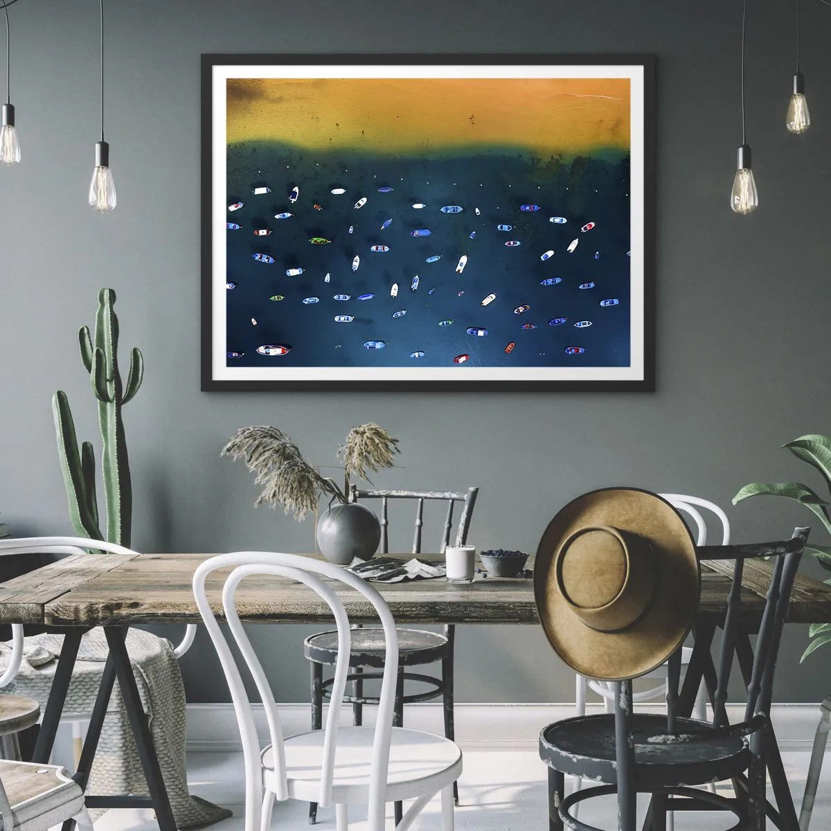 Plakat w czarnej ramie - Widok z lotu ptaka na łodzie na wodzie i piaszczysty brzeg - 70x50cm - Wakacyjna gra - Nowoczesna dekoracja ścienna do salonu i sypialni ARTTOR
