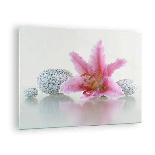 Obraz na szkle - Różowa lilia na tle białych kamieni w stylu spa - 70x50cm - Studium w różu, szarości i bieli - Nowoczesna dekoracja ścienna do salonu i sypialni ARTTOR