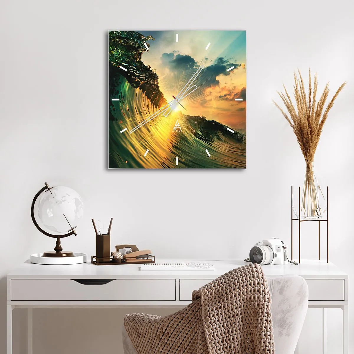 Zegar ścienny - Fala z zachodzącym słońcem i rozświetlonymi chmurami - 30x30cm - Surferze, gdzie jesteś? - Nowoczesna dekoracja ścienna do salonu i sypialni ARTTOR