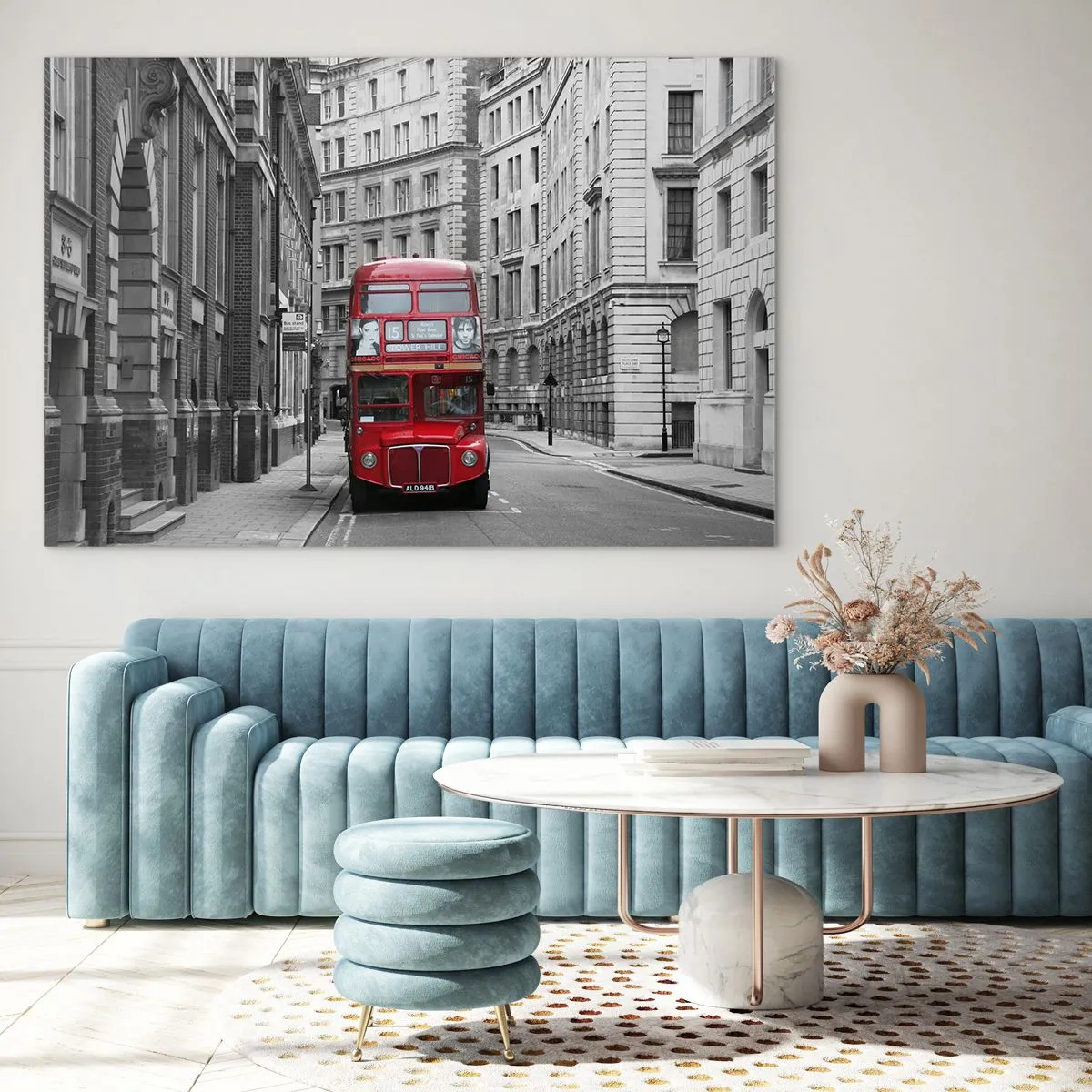 Obraz na szkle - Czerwony autobus wśród monochromatycznych ulic miasta - 120x80cm - Codzienność nie musi być szara - Nowoczesna dekoracja ścienna do salonu, kuchni i sypialni ARTTOR