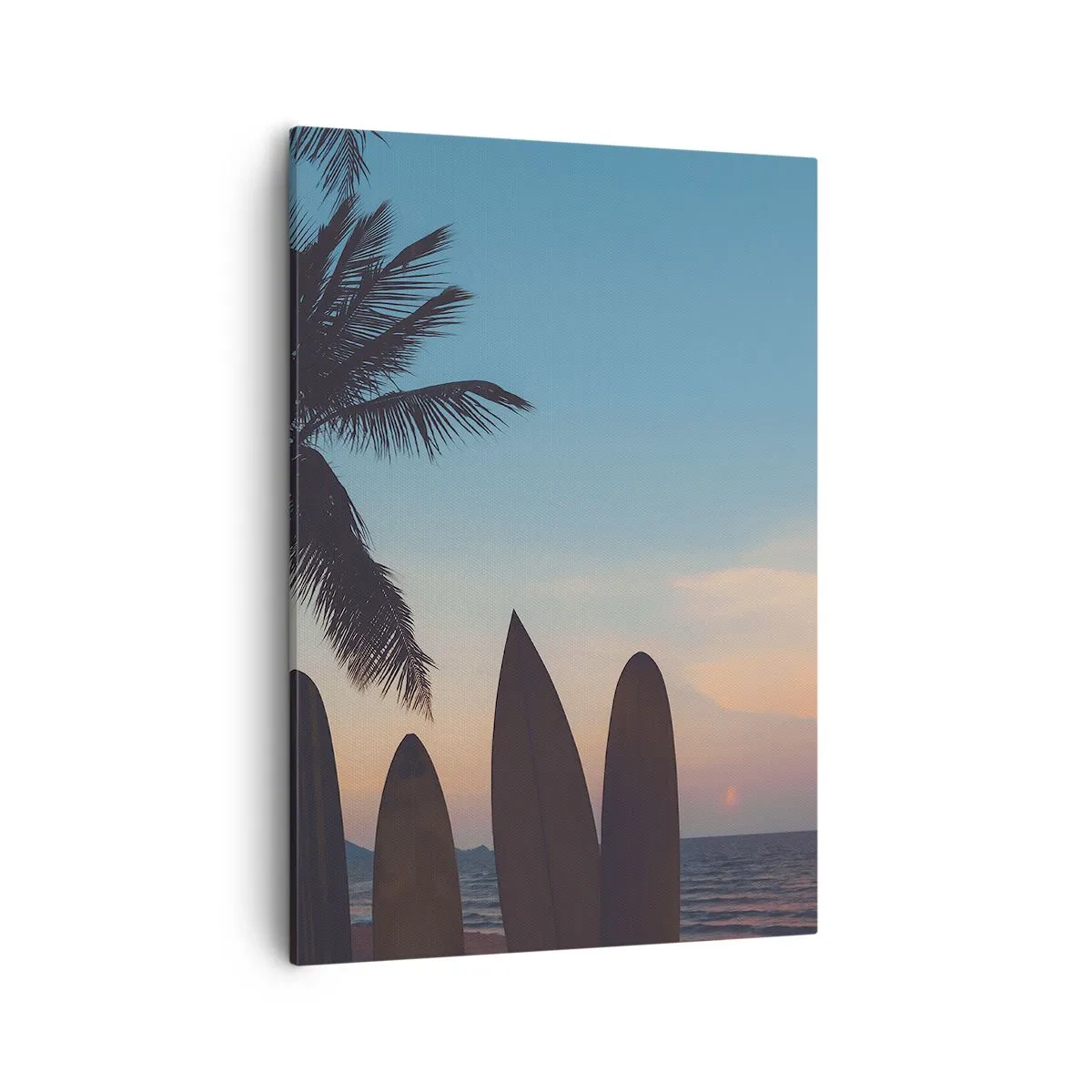 Obraz na płótnie - Deski surfingowe na plaży o zachodzie słońca - 50x70cm - Jutro też będzie zabawa - Nowoczesna dekoracja ścienna do salonu, kuchni i sypialni ARTTOR