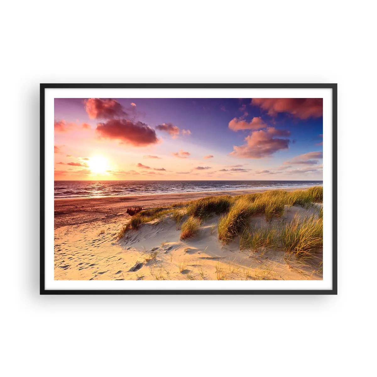 Plakat w czarnej ramie - Plaża z trawami i zachód słońca nad spokojnym morzem - 100x70cm - Już latem pachnie powietrze - Nowoczesna dekoracja ścienna do salonu i sypialni ARTTOR