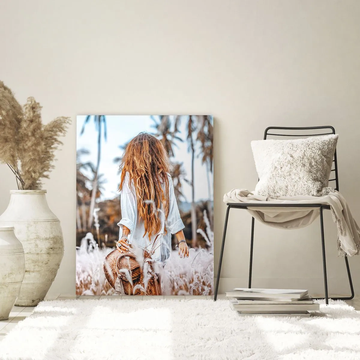 Obraz na szkle - Kobieta wśród traw z kapeluszem w ręku na tle palm - 50x70cm - Zrodzona z puchu traw - Nowoczesna dekoracja ścienna do salonu, kuchni i sypialni ARTTOR