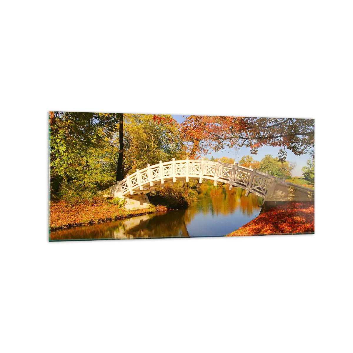 Obraz na szkle - Mostek w parku otoczony jesiennymi liśćmi nad spokojną wodą - 120x50cm - Na białym mostku westchnień - Nowoczesna dekoracja ścienna do salonu i sypialni ARTTOR