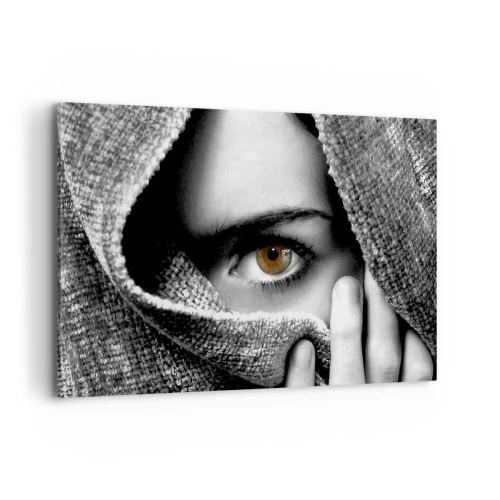 Obraz na płótnie - Portret kobiety z bursztynowym okiem zakrytej tkaniną w odcieniach szarości. - 120x80cm - Poznaj tajemnicę - Nowoczesna dekoracja ścienna do salonu, kuchni i sypialni ARTTOR