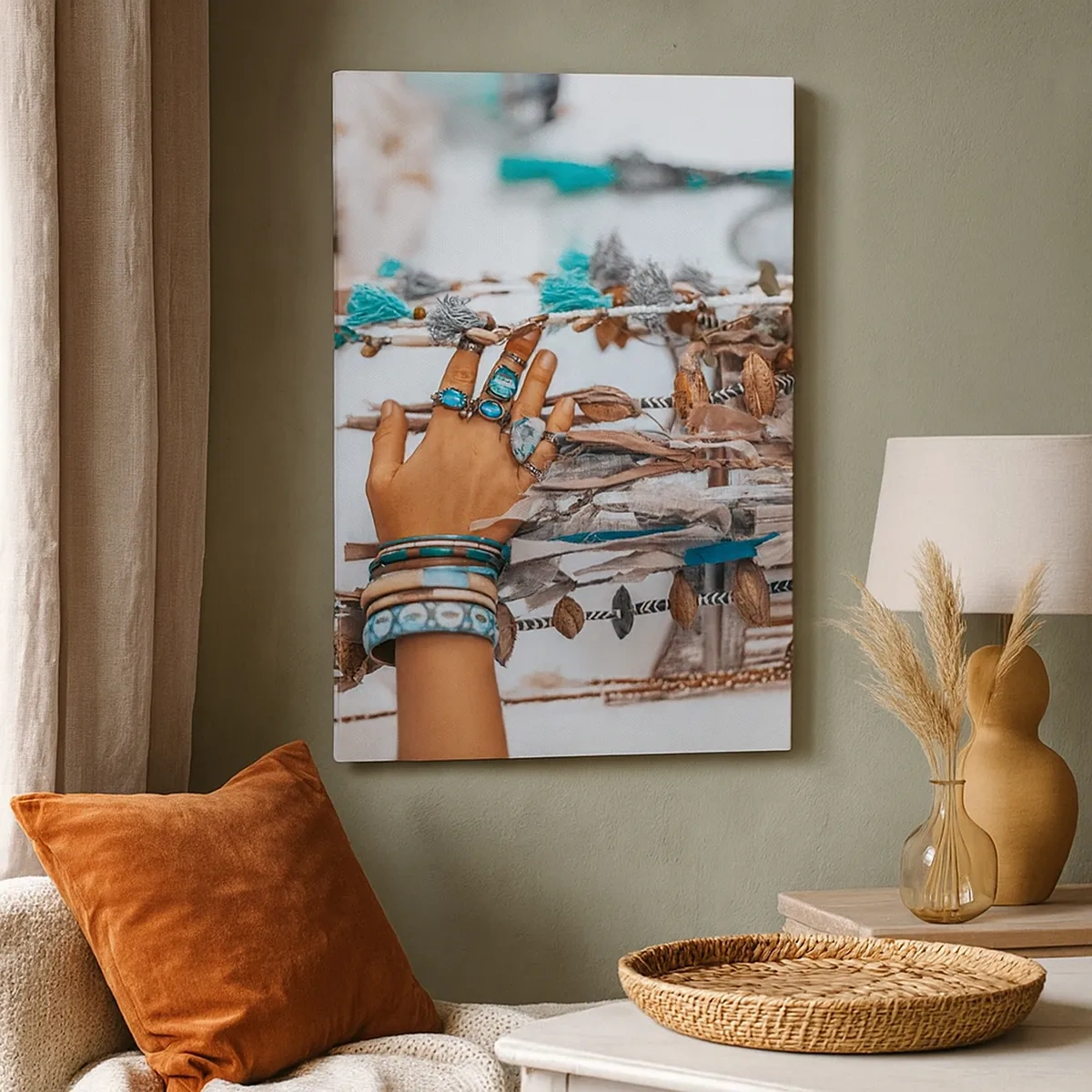 Obraz na płótnie - Ręka z biżuterią w stylu boho na tle ozdobnych sznurków - 50x70cm - Lokalne skarby - Nowoczesna dekoracja ścienna do salonu, kuchni i sypialni ARTTOR