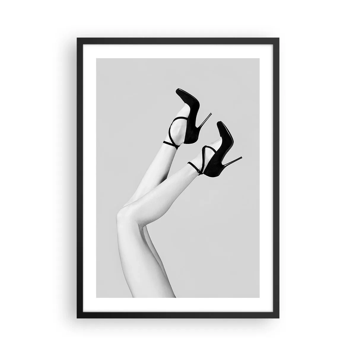 Plakat w czarnej ramie - Stylowe nogi w czarnych szpilkach - 50x70cm - Do góry nogami - Nowoczesna dekoracja ścienna do salonu i sypialni ARTTOR