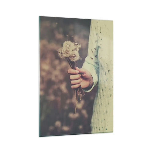 Obraz na szkle - Dłoń trzymająca dmuchawce na tle rozmytego pola pełnego kwiatów - 80x120cm - Zatrzymaj je, proszę - Nowoczesna dekoracja ścienna do salonu i sypialni ARTTOR