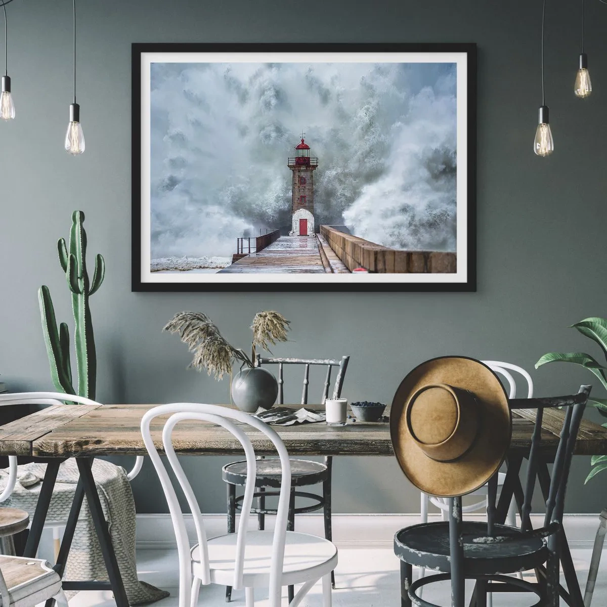 Plakat w czarnej ramie - Latarnia morska w otoczeniu wzburzonych fal - 100x70cm - Ryk wód, szum zawiei - Nowoczesna dekoracja ścienna do salonu i sypialni ARTTOR