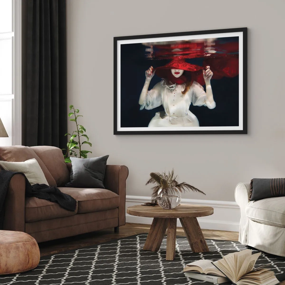 Plakat w czarnej ramie - Kobieta w czerwonym kapeluszu zanurzona w wodzie - 70x50cm - Dziwożona - Nowoczesna dekoracja ścienna do salonu i sypialni ARTTOR