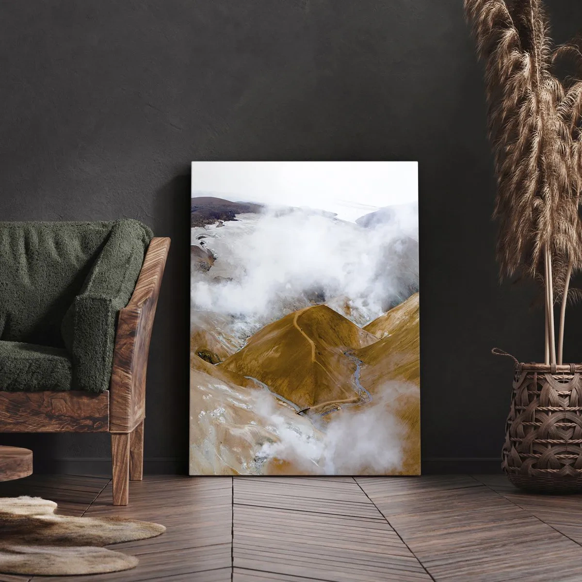 Obraz na płótnie - Góry w odcieniach złota i beżu otulone mgłą - 50x70cm - Surowa uroda Islandii - Nowoczesna dekoracja ścienna do salonu, kuchni i sypialni ARTTOR
