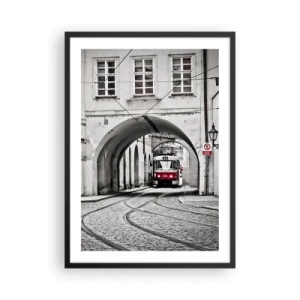 Plakat w czarnej ramie - Czerwony tramwaj w czarno-białej scenerii - 50x70cm - Przez miejski labirynt - Nowoczesna dekoracja ścienna do salonu i sypialni ARTTOR