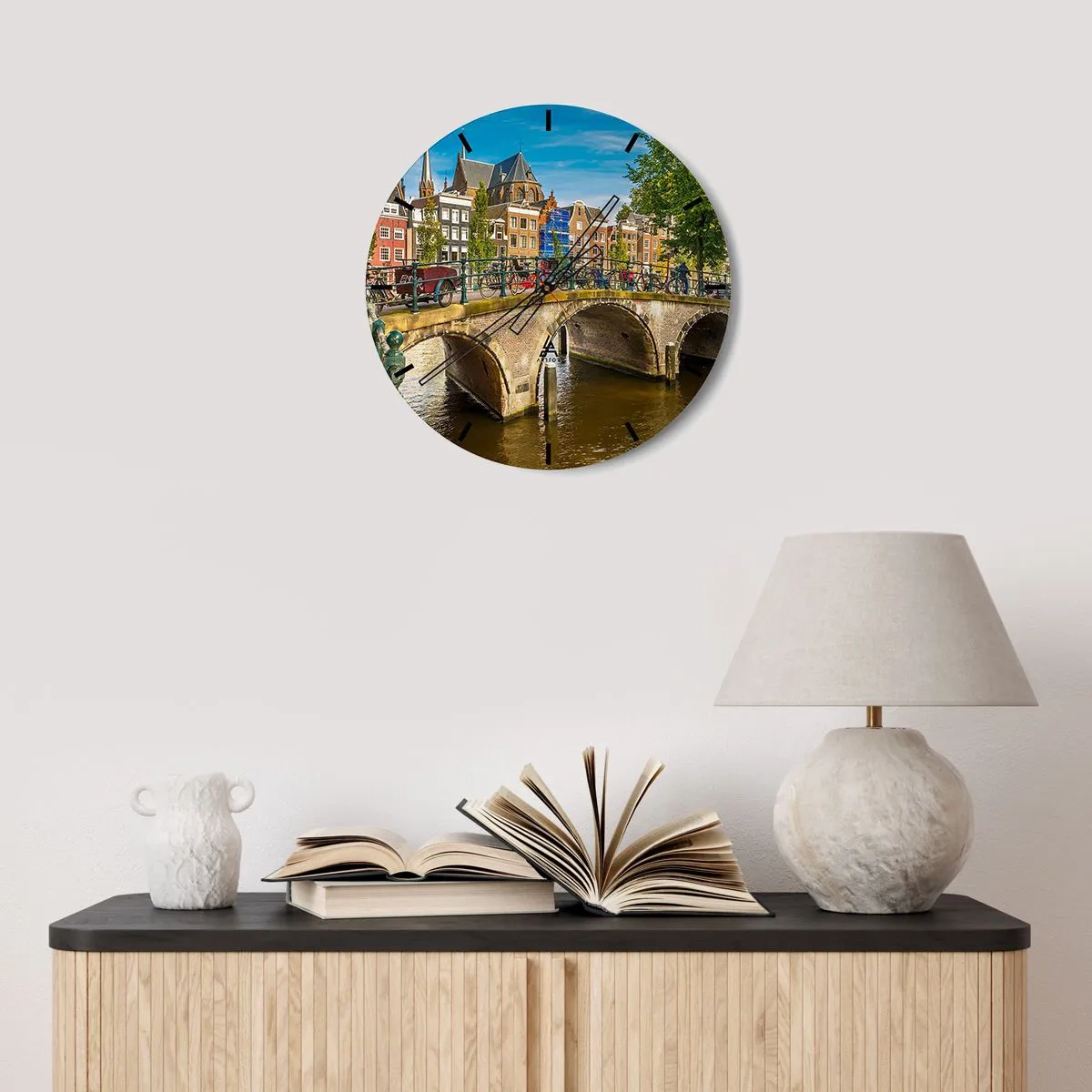 Zegar ścienny - Malowniczy mostek nad kanałem w otoczeniu budynków i rowerów - 30x30cm - Wiosna nad kanałem - Nowoczesna dekoracja ścienna do salonu, kuchni i sypialni ARTTOR