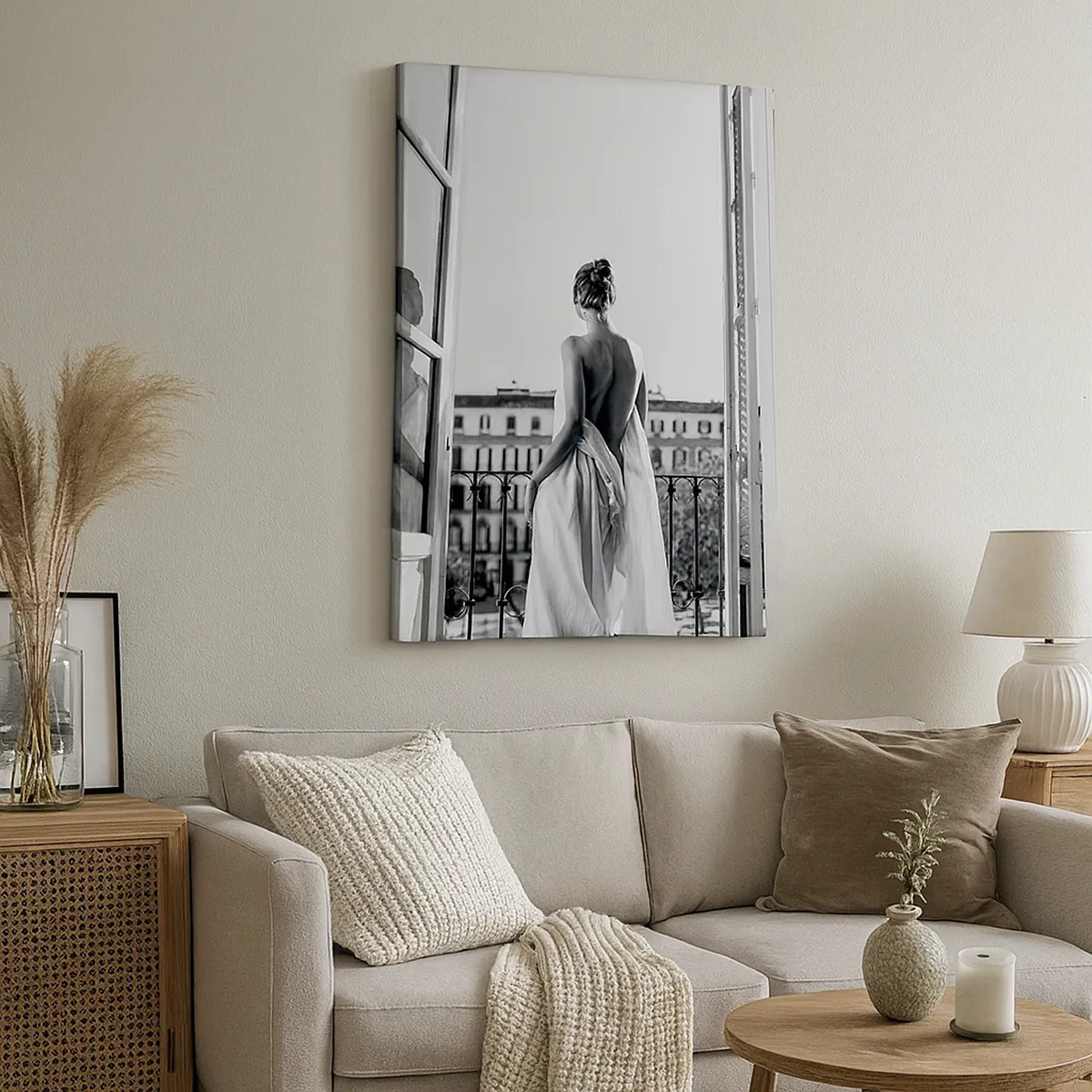 Obraz na płótnie - Kobieta w białej sukni stojąca na balkonie z widokiem na miasto - 50x70cm - Przebudzenie zmysłów - Nowoczesna dekoracja ścienna do salonu, kuchni i sypialni ARTTOR