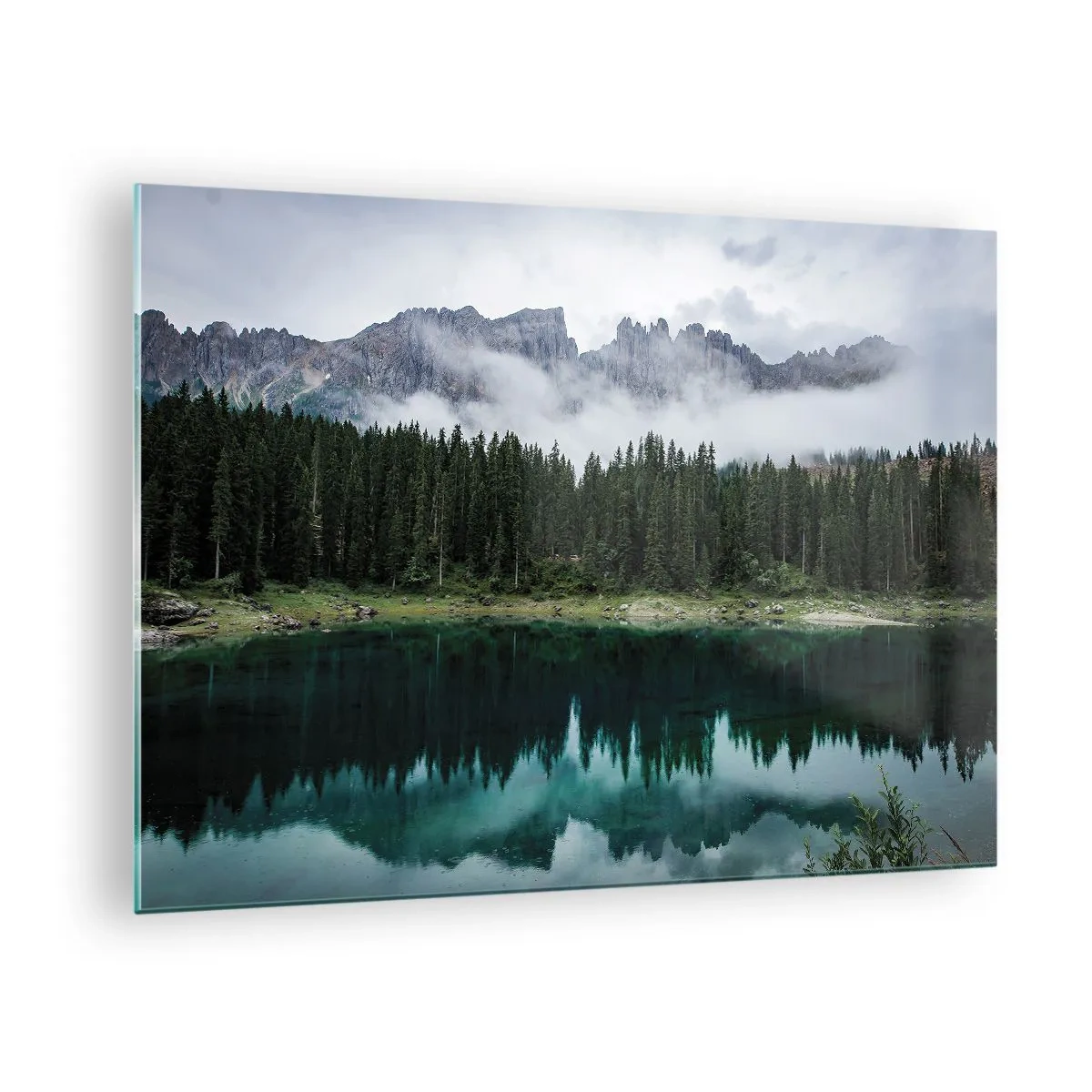 Obraz na szkle - Górski krajobraz z jeziorem i lasem odbijającym się w wodzie - 70x50cm - Cicho, cicho, nie budźmy wody spiącej… - Nowoczesna dekoracja ścienna do salonu i sypialni ARTTOR