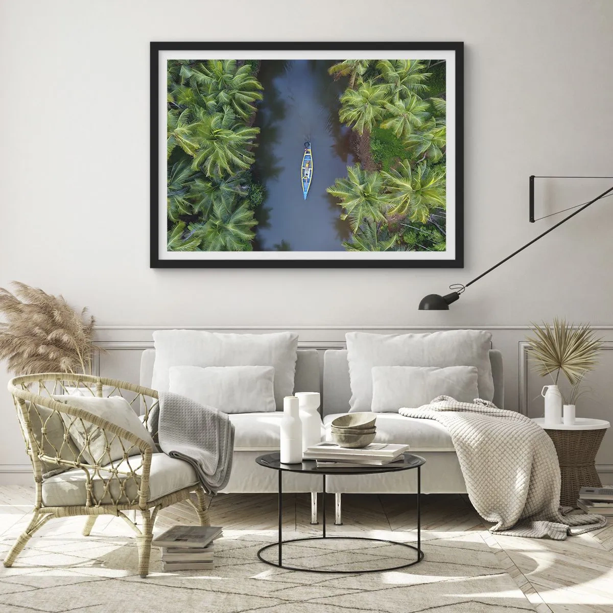 Plakat w czarnej ramie - Łódź na rzece otoczonej palmami z lotu ptaka - 70x50cm - Na tropikalnym szlaku - Nowoczesna dekoracja ścienna do salonu i sypialni ARTTOR