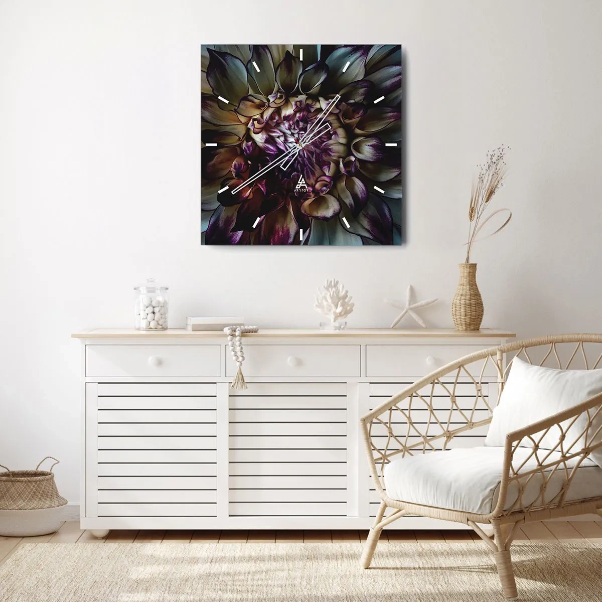Zegar ścienny - Zbliżenie na kwiat dalii w ciemnych tonach - 30x30cm - Rozkwit młodości - Nowoczesna dekoracja ścienna do salonu i sypialni ARTTOR