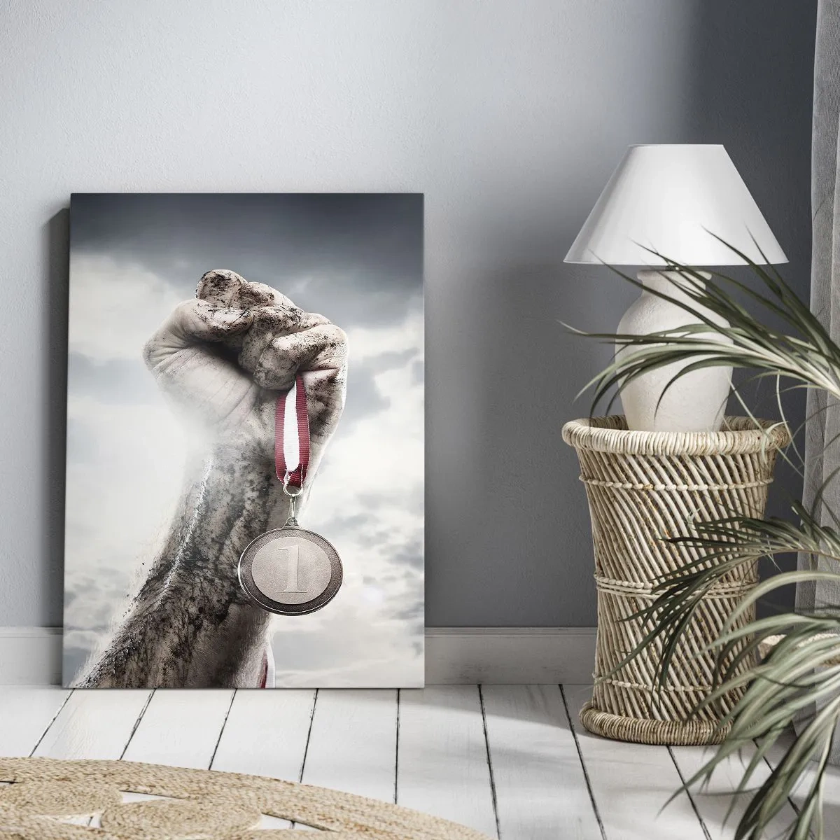 Obraz na płótnie - Ręka uniesiona w górę z medalem na tle pochmurnego nieba - 70x100cm - Per aspera ad astra - Nowoczesna dekoracja ścienna do salonu i sypialni ARTTOR