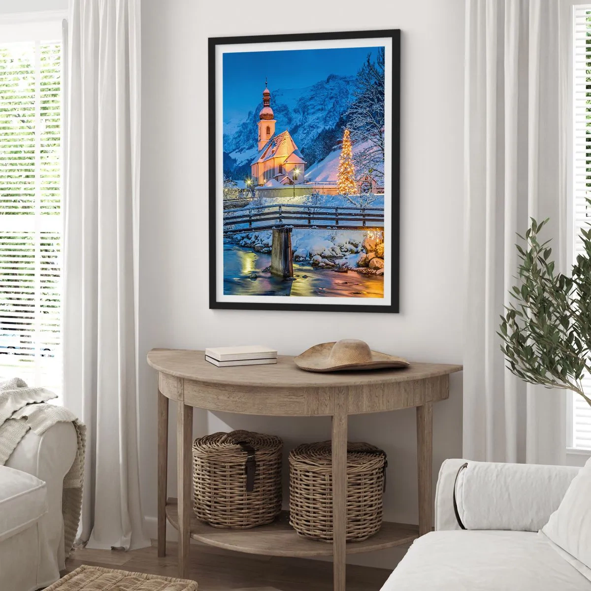 Plakat w czarnej ramie - Kościół w zimowej scenerii z choinką i oświetleniem świątecznym - 50x70cm - Duch Świąt - Nowoczesna dekoracja ścienna do salonu i sypialni ARTTOR
