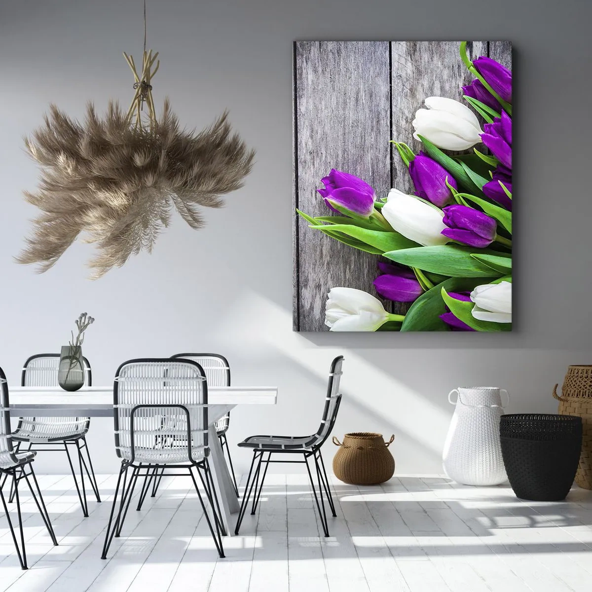 Obraz na płótnie - Bukiet fioletowych i białych tulipanów na drewnianym tle - 50x70cm - W dniu wiosennego święta - Nowoczesna dekoracja ścienna do salonu, kuchni i sypialni ARTTOR