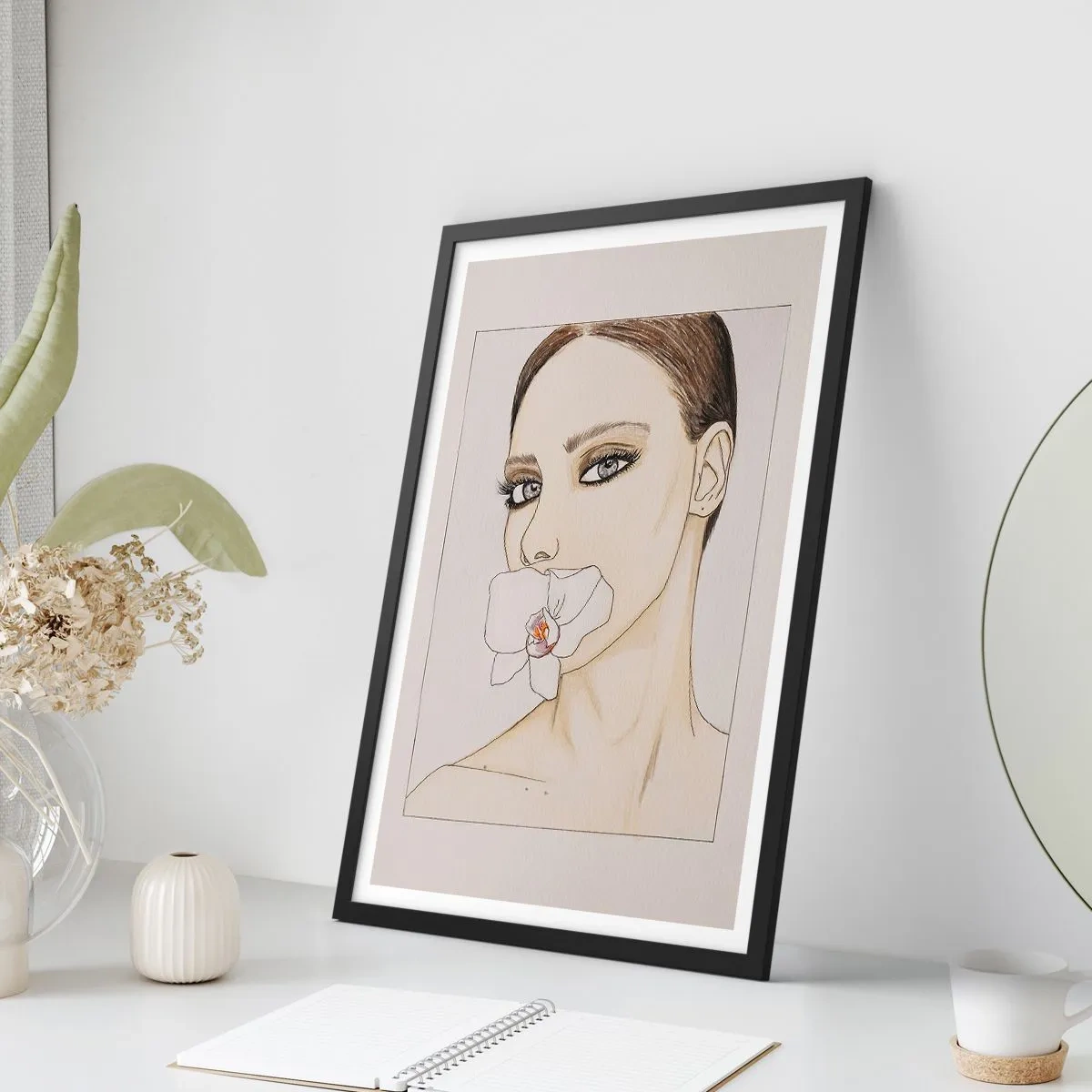 Plakat w czarnej ramie - Portret kobiety z orchideą na ustach - 50x70cm - Symbol elegancji i piękna - Nowoczesna dekoracja ścienna do salonu i sypialni ARTTOR
