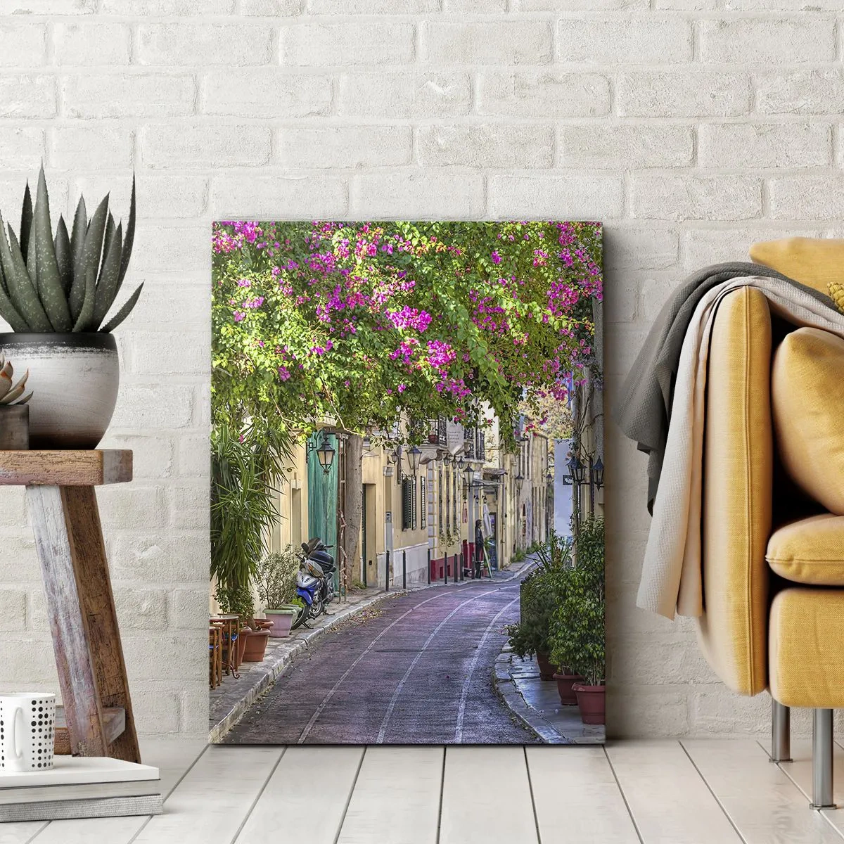 Obraz na płótnie - Urokliwa uliczka z kwitnącymi pnączami i kawiarnianymi stolikami - 70x100cm - Kwitnący zaułek - Nowoczesna dekoracja ścienna do salonu i sypialni ARTTOR