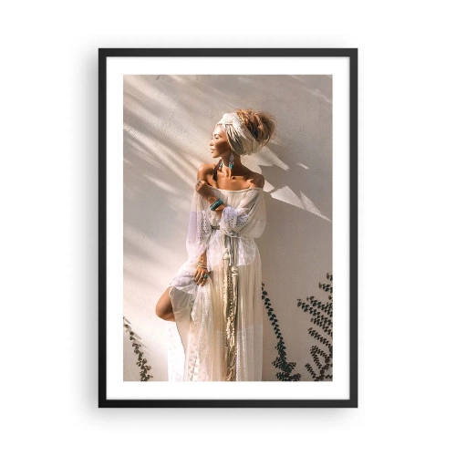 Plakat w czarnej ramie - Stylowa kobieta w boho sukni na tle jasnej ściany - 50x70cm - Słońce i dziewczyna - Nowoczesna dekoracja ścienna do salonu i sypialni ARTTOR