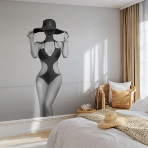 Fototapeta Standard Eco - Stylowa kobieta w stroju kąpielowym na tle morza - 100x70cm - Na imię mi: Elegancja - Nowoczesna dekoracja ścienna do salonu i sypialni ARTTOR