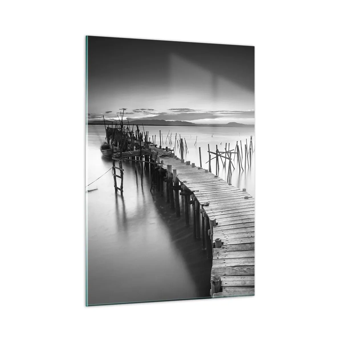Obraz na szkle - Czarnobiały widok na drewniany pomost nad wodą - 50x70cm - Spokój zapomnianego brzegu - Nowoczesna dekoracja ścienna do salonu, kuchni i sypialni ARTTOR